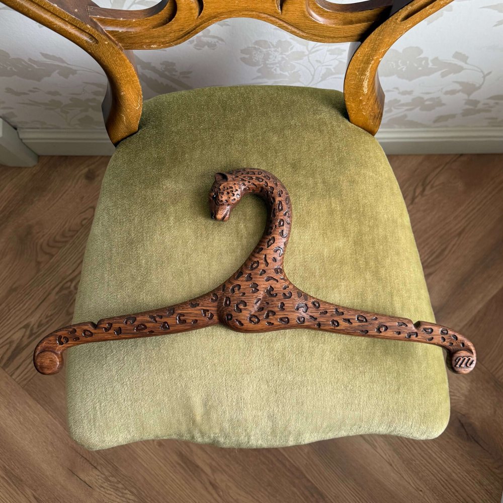 Плічка LEOPARD з розписом плям на оксамитовому стільці